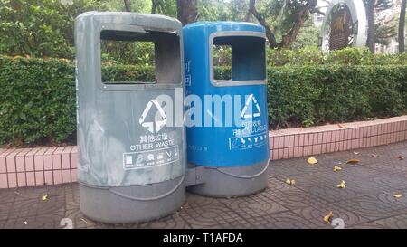 Bacs de tri des déchets sont placés dans les rues ou les parcs pour faciliter les gens à mettre les déchets. Banque D'Images