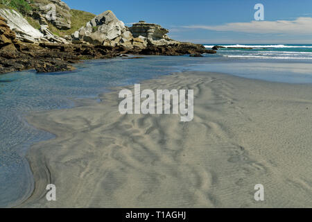 Plage de la côte ouest à distance sur l'île du sud de la Nouvelle-Zélande, de la solitude et de la paix. Banque D'Images