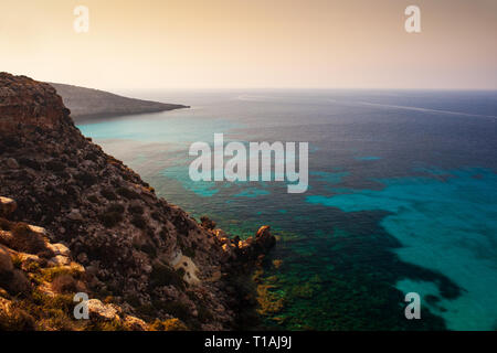 Vue sur la mer lieu Tabaccara célèbre de Lampedusa Banque D'Images