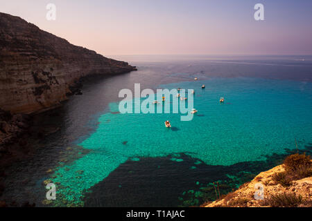 Vue sur la mer lieu Tabaccara célèbre de Lampedusa Banque D'Images