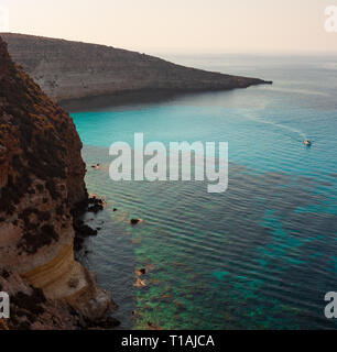 Vue sur la mer lieu Tabaccara célèbre de Lampedusa Banque D'Images