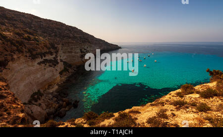 Vue sur la mer lieu Tabaccara célèbre de Lampedusa Banque D'Images