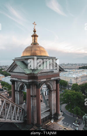Nuits blanches de Saint-Pétersbourg, vue de la colonnade de la cathédrale Saint-Isaac, St.Petersburg, Russie Banque D'Images