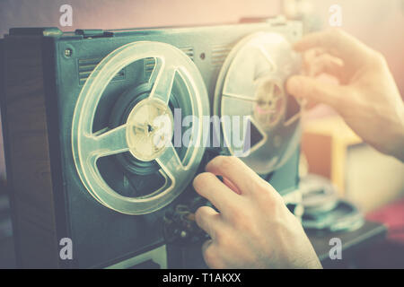 L'écoute sur les anciens enregistrements audio enregistreur bobine vintage Banque D'Images