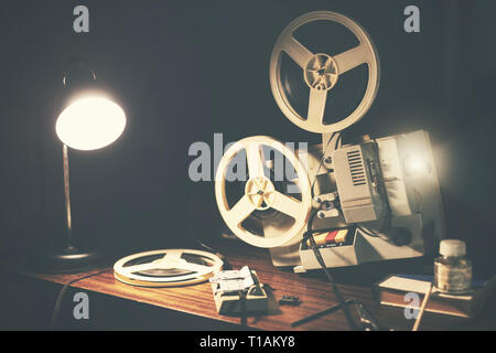 Retro projecteur de film 8 mm sur la table Banque D'Images
