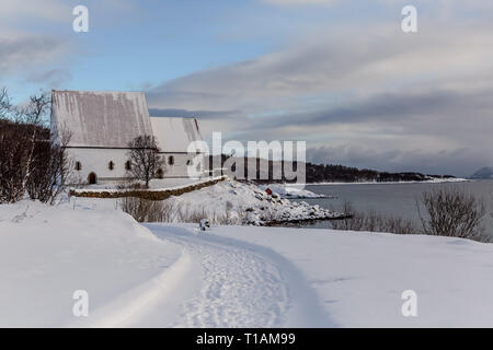 L'église médiévale de Trondenes en Norvège, au cours de l'hiver, entouré par la neige et la glace. Banque D'Images