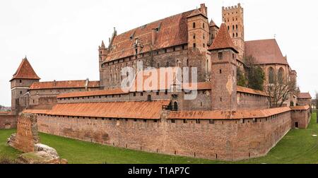 Malbork. 24Th Mar, 2019. Photo prise le 24 mars 2019 montre une vue du château de Malbork à Malbork, Pologne du nord. Le château de Malbork est un 13e siècle château forteresse teutonique et situé près de la ville de Malbork, site du patrimoine mondial de l'UNESCO. Crédit : Chen Xu/Xinhua/Alamy Live News Banque D'Images