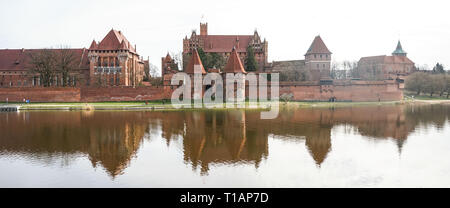 Malbork. 24Th Mar, 2019. Photo prise le 24 mars 2019 montre une vue du château de Malbork à Malbork, Pologne du nord. Le château de Malbork est un 13e siècle château forteresse teutonique et situé près de la ville de Malbork, site du patrimoine mondial de l'UNESCO. Crédit : Chen Xu/Xinhua/Alamy Live News Banque D'Images