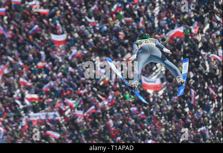 Timi Zajc de Slovénie vu en action lors du premier tour de la Coupe du monde de saut à ski FIS Flying Hill Finales individuelles à Planica. Banque D'Images