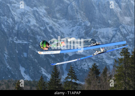 Timi Zajc de Slovénie vu en action pendant le procès de la ronde de la Coupe du monde de saut à ski FIS Flying Hill Finales individuelles à Planica. Banque D'Images