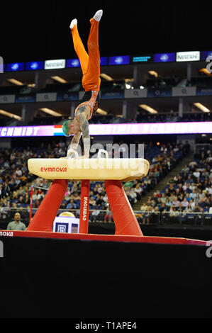 Casimir Schmidt vu en action pendant la Superstars de la gymnastique, un tout nouvel événement décrit comme un simple événement gymnastique viennent, hébergé à l'arène 02. L'événement sera diffusé en direct et en exclusivité sur la plateforme de diffusion mondiale pour le sport DAZN en Amérique. Banque D'Images