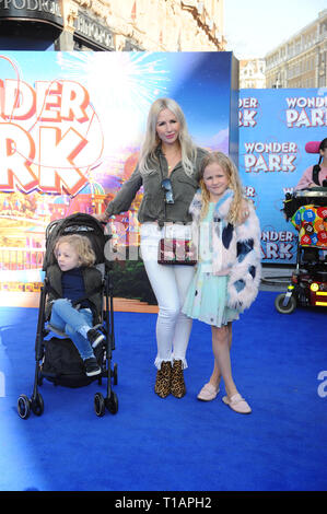 Naomi Isted et famille vu pendant la projection de gala du parc étonnant au cinéma Vue, Leicester Square à Londres. Banque D'Images