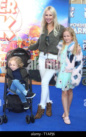 Naomi Isted et famille sont vus au cours de la projection de gala au parc étonnant Vue West End, Leicester Square à Londres. Banque D'Images