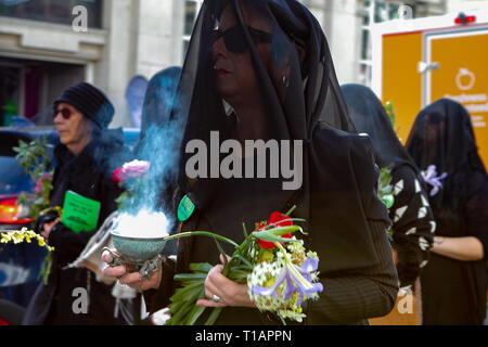 24 mars 2019 - righton, UK 24 mars 2019. Les manifestants défilent dans le centre de la ville de Brighton, la tenue d'une procession funéraire à la vie sur terre. L'événement était organisé par la direction de Brighton d'extinction de la rébellion, qui est un mouvement national de la lutte contre le changement climatique et la prise de conscience de l'extinction des espèces à partir de la montée de la température de la terre. Le groupe estime que le changement climatique est une urgence mondiale sans précédent qui doivent être abordées avant qu'il ne soit trop tard. Un cercueil pendant la procession comme un rappel des effets du changement climatique sur la wi Banque D'Images