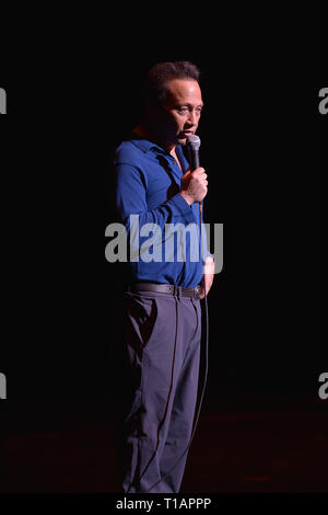 Fort Lauderdale, FL, USA. Mar 23, 2019. Rob Schneider effectue lors d'un All Stars SNL pour la célébration annuelle d'avantage pour l'-0779 Centre à Au-Rene Theatre du Broward Center le 23 mars 2019 à Fort Lauderdale, en Floride. Credit : Mpi10/media/Alamy Punch Live News Banque D'Images