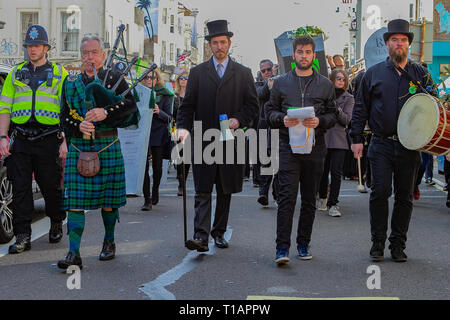 24 mars 2019 - righton, UK 24 mars 2019. Les manifestants défilent dans le centre de la ville de Brighton, la tenue d'une procession funéraire à la vie sur terre. L'événement était organisé par la direction de Brighton d'extinction de la rébellion, qui est un mouvement national de la lutte contre le changement climatique et la prise de conscience de l'extinction des espèces à partir de la montée de la température de la terre. Le groupe estime que le changement climatique est une urgence mondiale sans précédent qui doivent être abordées avant qu'il ne soit trop tard. Un cercueil pendant la procession comme un rappel des effets du changement climatique sur la wi Banque D'Images