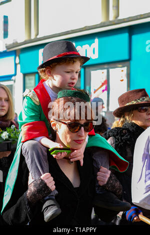 24 mars 2019 - righton, UK 24 mars 2019. Les manifestants défilent dans le centre de la ville de Brighton, la tenue d'une procession funéraire à la vie sur terre. L'événement était organisé par la direction de Brighton d'extinction de la rébellion, qui est un mouvement national de la lutte contre le changement climatique et la prise de conscience de l'extinction des espèces à partir de la montée de la température de la terre. Le groupe estime que le changement climatique est une urgence mondiale sans précédent qui doivent être abordées avant qu'il ne soit trop tard. Un cercueil pendant la procession comme un rappel des effets du changement climatique sur la wi Banque D'Images