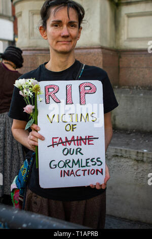 24 mars 2019 - righton, UK 24 mars 2019. Les manifestants défilent dans le centre de la ville de Brighton, la tenue d'une procession funéraire à la vie sur terre. L'événement était organisé par la direction de Brighton d'extinction de la rébellion, qui est un mouvement national de la lutte contre le changement climatique et la prise de conscience de l'extinction des espèces à partir de la montée de la température de la terre. Le groupe estime que le changement climatique est une urgence mondiale sans précédent qui doivent être abordées avant qu'il ne soit trop tard. Un cercueil pendant la procession comme un rappel des effets du changement climatique sur la wi Banque D'Images