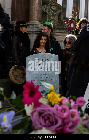 24 mars 2019 - righton, UK 24 mars 2019. Les manifestants défilent dans le centre de la ville de Brighton, la tenue d'une procession funéraire à la vie sur terre. L'événement était organisé par la direction de Brighton d'extinction de la rébellion, qui est un mouvement national de la lutte contre le changement climatique et la prise de conscience de l'extinction des espèces à partir de la montée de la température de la terre. Le groupe estime que le changement climatique est une urgence mondiale sans précédent qui doivent être abordées avant qu'il ne soit trop tard. Un cercueil pendant la procession comme un rappel des effets du changement climatique sur la wi Banque D'Images