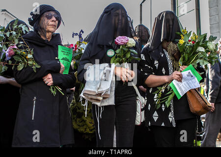 24 mars 2019 - righton, UK 24 mars 2019. Les manifestants défilent dans le centre de la ville de Brighton, la tenue d'une procession funéraire à la vie sur terre. L'événement était organisé par la direction de Brighton d'extinction de la rébellion, qui est un mouvement national de la lutte contre le changement climatique et la prise de conscience de l'extinction des espèces à partir de la montée de la température de la terre. Le groupe estime que le changement climatique est une urgence mondiale sans précédent qui doivent être abordées avant qu'il ne soit trop tard. Un cercueil pendant la procession comme un rappel des effets du changement climatique sur la wi Banque D'Images