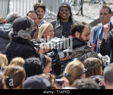 New York, États-Unis. 24Th Mar, 2019. New York, NY - 24 mars 2019 : le candidat démocrate Kirsten Gillibrand sénateur nous arrive pour le lancement officiel de sa campagne pour rallier le président à Columbus Circle Crédit : lev radin/Alamy Live News Banque D'Images