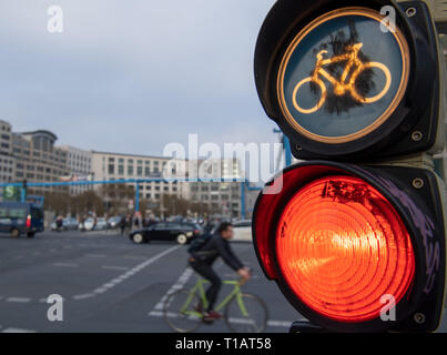 Berlin, Allemagne. Mar 22, 2019. Un vélo à la lumière de la Potsdamer Platz est rouge. Credit : Monika Skolimowska/dpa-Zentralbild/dpa/Alamy Live News Banque D'Images