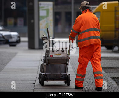 Berlin, Allemagne. Mar 22, 2019. Un employé de la ville le nettoyage va avec sa voiture sur un trottoir. Credit : Monika Skolimowska/dpa-Zentralbild/dpa/Alamy Live News Banque D'Images