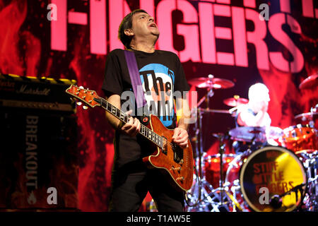 Londres, Royaume-Uni. 24Th Mar, 2019. Ian McCallum de STIFF LITTLE FINGERS joue sur la scène à Kentish Town Forum, Londres le 24 mars 2019. Credit : Géorgie Taylor/Alamy Live News Banque D'Images