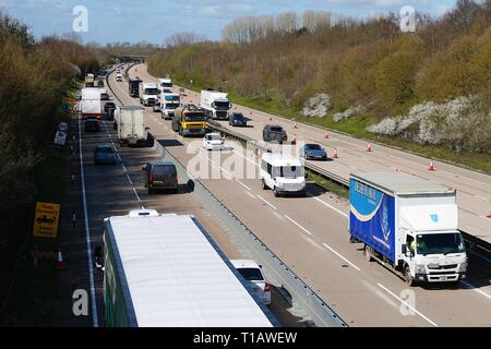 Ashford, Kent, UK. 25 Mar, 2019. Brock est en place l'opération sur l''autoroute M20 en préparation d'éventuels retards au port de Douvres causé par Brexit. Le système utilise une partie de la chaussée Londres en direction de transporter du trafic vers la côte. Les images ne sont de jonctions entre 8 et 9. ©PAUL Lawrenson, 2019 Crédit photo : Paul Lawrenson/Alamy Live News Banque D'Images