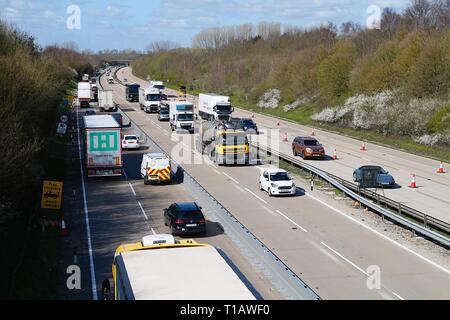 Ashford, Kent, UK. 25 Mar, 2019. Brock est en place l'opération sur l''autoroute M20 en préparation d'éventuels retards au port de Douvres causé par Brexit. Le système utilise une partie de la chaussée Londres en direction de transporter du trafic vers la côte. Les images ne sont de jonctions entre 8 et 9. ©PAUL Lawrenson, 2019 Crédit photo : Paul Lawrenson/Alamy Live News Banque D'Images