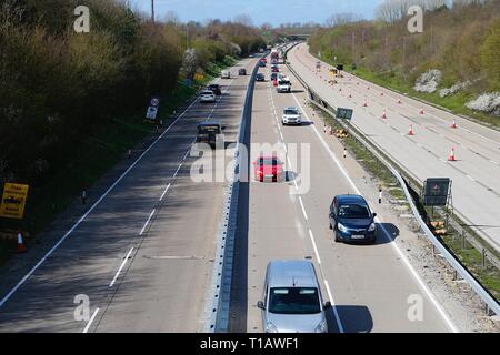 Ashford, Kent, UK. 25 Mar, 2019. Brock est en place l'opération sur l''autoroute M20 en préparation d'éventuels retards au port de Douvres causé par Brexit. Le système utilise une partie de la chaussée Londres en direction de transporter du trafic vers la côte. Les images ne sont de jonctions entre 8 et 9. ©PAUL Lawrenson, 2019 Crédit photo : Paul Lawrenson/Alamy Live News Banque D'Images