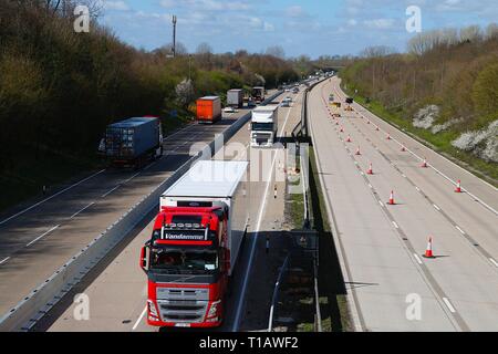 Ashford, Kent, UK. 25 Mar, 2019. Brock est en place l'opération sur l''autoroute M20 en préparation d'éventuels retards au port de Douvres causé par Brexit. Le système utilise une partie de la chaussée Londres en direction de transporter du trafic vers la côte. Les images ne sont de jonctions entre 8 et 9. ©PAUL Lawrenson, 2019 Crédit photo : Paul Lawrenson/Alamy Live News Banque D'Images