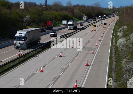 Ashford, Kent, UK. 25 Mar, 2019. Brock est en place l'opération sur l''autoroute M20 en préparation d'éventuels retards au port de Douvres causé par Brexit. Le système utilise une partie de la chaussée Londres en direction de transporter du trafic vers la côte. Les images ne sont de jonctions entre 8 et 9. ©PAUL Lawrenson, 2019 Crédit photo : Paul Lawrenson/Alamy Live News Banque D'Images