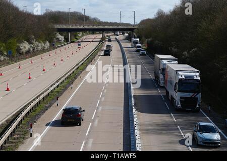 Ashford, Kent, UK. 25 Mar, 2019. Brock est en place l'opération sur l''autoroute M20 en préparation d'éventuels retards au port de Douvres causé par Brexit. Le système utilise une partie de la chaussée Londres en direction de transporter du trafic vers la côte. Les images ne sont de jonctions entre 8 et 9. ©PAUL Lawrenson, 2019 Crédit photo : Paul Lawrenson/Alamy Live News Banque D'Images