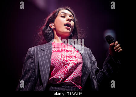 Torino, Italie. 24Th Mar, 2019. La chanteuse canadienne Alessia Cara en live sur scène à la Pala millares de Turin, l'ouverture à la visite de Shawn Mendes, dans un complet complet arena. Credit : Alessandro Bosio/Alamy Live News Banque D'Images