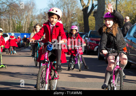 Twickenham, Londres, Royaume-Uni. 25 mars 2019. Les enfants du Collège catholique Saint Richard Reynolds (lycée et école primaire) lors du lancement national du défi de vélo de la Grande pédale par les Sustrans, pour encourager les enfants à faire du vélo, à faire du piot ou à marcher jusqu'à l'école, plutôt que d'utiliser la voiture. L'événement était couvert par ITN, la BBC et les médias locaux. Big Pedal est le plus grand défi de cyclisme, de marche et d'approche interscolaire au Royaume-Uni. Banque D'Images