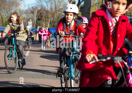 Twickenham, Londres, Royaume-Uni. 25 mars 2019. Les enfants du Collège catholique Saint Richard Reynolds (lycée et école primaire) lors du lancement national du défi de vélo de la Grande pédale par les Sustrans, pour encourager les enfants à faire du vélo, à faire du piot ou à marcher jusqu'à l'école, plutôt que d'utiliser la voiture. L'événement était couvert par ITN, la BBC et les médias locaux. Big Pedal est le plus grand défi de cyclisme, de marche et d'approche interscolaire au Royaume-Uni. Banque D'Images