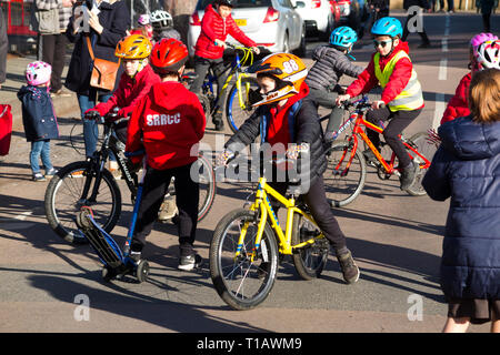 Twickenham, Londres, Royaume-Uni. 25 mars 2019. Les enfants du Collège catholique Saint Richard Reynolds (lycée et école primaire) lors du lancement national du défi de vélo de la Grande pédale par les Sustrans, pour encourager les enfants à faire du vélo, à faire du piot ou à marcher jusqu'à l'école, plutôt que d'utiliser la voiture. L'événement était couvert par ITN, la BBC et les médias locaux. Big Pedal est le plus grand défi de cyclisme, de marche et d'approche interscolaire au Royaume-Uni. Banque D'Images