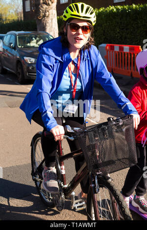 Twickenham, Londres, Royaume-Uni. 25 mars 2019. Les enfants du Collège catholique Saint Richard Reynolds (lycée et école primaire) lors du lancement national du défi de vélo de la Grande pédale par les Sustrans, pour encourager les enfants à faire du vélo, à faire du piot ou à marcher jusqu'à l'école, plutôt que d'utiliser la voiture. L'événement était couvert par ITN, la BBC et les médias locaux. Big Pedal est le plus grand défi de cyclisme, de marche et d'approche interscolaire au Royaume-Uni. Banque D'Images