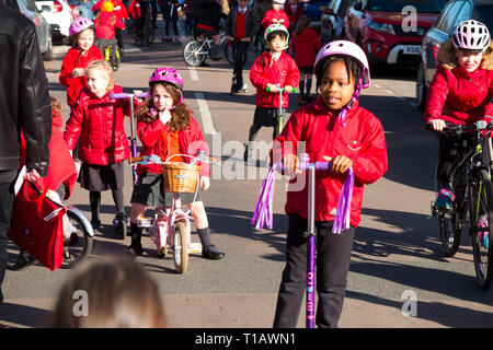 Twickenham, Londres, Royaume-Uni. 25 mars 2019. Les enfants du Collège catholique Saint Richard Reynolds (lycée et école primaire) lors du lancement national du défi de vélo de la Grande pédale par les Sustrans, pour encourager les enfants à faire du vélo, à faire du piot ou à marcher jusqu'à l'école, plutôt que d'utiliser la voiture. L'événement était couvert par ITN, la BBC et les médias locaux. Big Pedal est le plus grand défi de cyclisme, de marche et d'approche interscolaire au Royaume-Uni. Banque D'Images