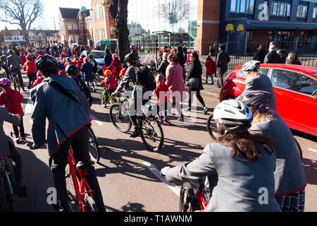 Twickenham, Londres, Royaume-Uni. 25 mars 2019. Les enfants du Collège catholique Saint Richard Reynolds (lycée et école primaire) lors du lancement national du défi de vélo de la Grande pédale par les Sustrans, pour encourager les enfants à faire du vélo, à faire du piot ou à marcher jusqu'à l'école, plutôt que d'utiliser la voiture. L'événement était couvert par ITN, la BBC et les médias locaux. Big Pedal est le plus grand défi de cyclisme, de marche et d'approche interscolaire au Royaume-Uni. Banque D'Images