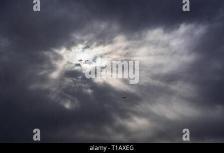 04 mars 2019, Hessen, Frankfurt/Main : le soleil perce les nuages sombres dans le ciel. Photo : Frank Rumpenhorst/dpa Banque D'Images