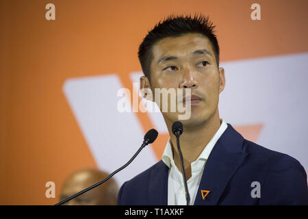 Chef du Parti de l'avant demain Thanathorn Juangroongruangkit parle lors d'une conférence de presse sur le résultat de l'élection générale thaïlandais et une possibilité de former un gouvernement de coalition avec le Parti Pheu Thai. Banque D'Images