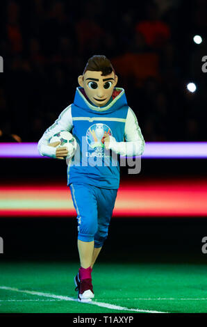 24 mars 2019, Pays-Bas, Amsterdam : Soccer : qualification Championnat d'Europe, Pays-Bas - Allemagne, Groupe, Groupe C, 2e journée de la Johan Cruijff ArenA. La mascotte de l'EURO 2020 "killzy' est sur la cour avant le jeu. Photo : Christian Charisius/dpa Banque D'Images