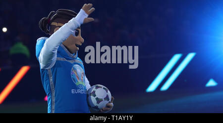 24 mars 2019, Pays-Bas, Amsterdam : Soccer : qualification Championnat d'Europe, Pays-Bas - Allemagne, Groupe, Groupe C, 2e journée de la Johan Cruijff ArenA. La mascotte de l'EURO 2020 "killzy' est sur la cour avant le jeu. Photo : Christian Charisius/dpa Banque D'Images