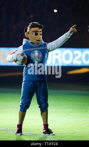 24 mars 2019, Pays-Bas, Amsterdam : Soccer : qualification Championnat d'Europe, Pays-Bas - Allemagne, Groupe, Groupe C, 2e journée de la Johan Cruijff ArenA. La mascotte de l'EURO 2020 "killzy' est sur la cour avant le jeu. Photo : Christian Charisius/dpa Banque D'Images