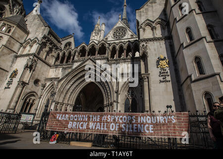Londres, Royaume-Uni. 25 mars 2019, Londres. Victimes de spy flics exiger de voir leur propre procédure d'obtenir les fichiers en cours de nouveau à la Cour royale de Justice pour l'enquête sur la police secrète. David Rowe/ Alamy Live News. Banque D'Images