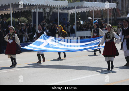 Thessalonique, Grèce. Mar 25, 2019. Les gens qui portent des costumes traditionnels participent à un défilé. La fête nationale du 25 mars marque le début de la révolution grecque de retour en 1821, qui a abouti à l'indépendance contre les 400 ans de domination ottomane. Pendant le défilé des centaines de personnes ont protesté contre l'accord de Prespa criant des slogans tels que ''Macédoine n'est qu'un, et c'est le Grec''. Prespa est un accord conclu le 12 juin 2018 entre la Grèce et la Macédoine du Nord, sous l'égide des Nations Unies, la résolution d'un différend de longue date sur son nom. (Crédit Image : © Gia Banque D'Images