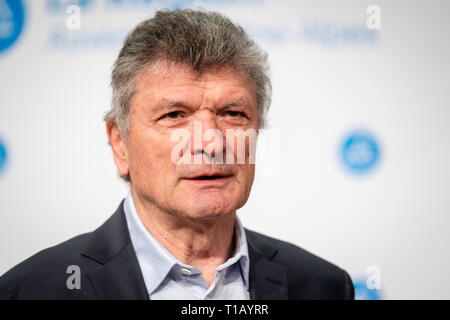 Lyon, France. 25 mars, 2019. Bernard Thévenet grand champion cycliste, vainqueur du Tour de France en 1975 et 1977 Crédit : FRANCK CHAPOLARD/Alamy Live News Banque D'Images