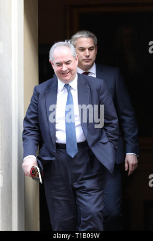 Downing Street, London, UK, le 25 mars 2019. Geoffrey Cox QC MP, Procureur Général et Stephen Barclay MP, Secrétaire d'État à la sortie de l'Union européenne. Ministres quitter Downing Street. Credit : Imageplotter/Alamy Live News Banque D'Images